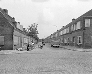 74357 Gezicht in de Wijnbesstraat te Utrecht, vanaf de Tomaatstraat te Utrecht, vanuit het zuidwesten. Rechts de ...